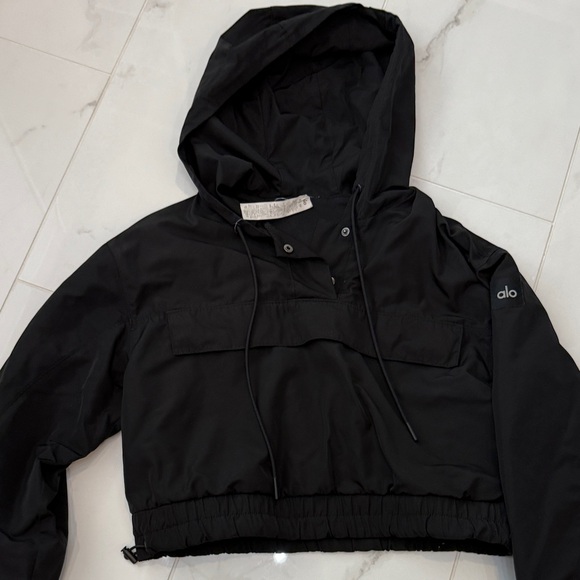 ALO Yoga Black crop rain Jacket pullover size xs - Picture 6 of 6